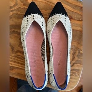 Adorable Rothy’s flats with a pointed toe.